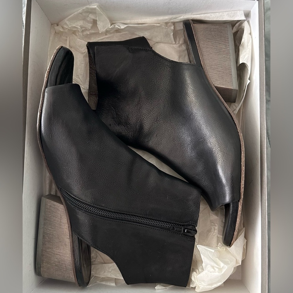 Coclico black sandals in absolutely EXCELLENT used condition!